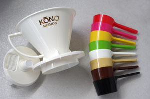 KONO カラードリッパーと計量カップ