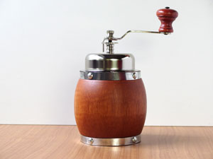 樽型ボディのアンティークスタイルの手挽きミル「カリタコーヒーミル KM-02」