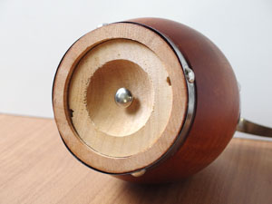 樽型ボディのアンティークスタイルの手挽きミル「カリタコーヒーミル KM-02」